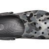 Crocs Classic Clog Σανδάλια Παραλίας Μαύρο Καμουφλάζ 205579-0DY Crocs Classic Clog Σανδάλια Παραλίας Μαύρο Καμουφλάζ 205579-0DY