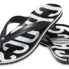 Σαγιονάρες με στάμπα Crocs Crocband Μαύρο Λευκό 205943-066