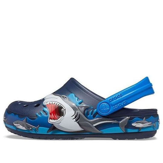 Crocs (PS) Αστεία μοτίβο καρχαρία Αθλητικά ίσια τακούνια εξωτερικού χώρου, βαθύ μπλε πέδιλα 207070-410 Crocs (PS) Αστεία μοτίβο καρχαρία Αθλητικά ίσια τακούνια εξωτερικού χώρου, βαθύ μπλε πέδιλα 207070-410