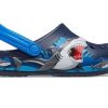 Crocs (PS) Αστεία μοτίβο καρχαρία Αθλητικά ίσια τακούνια εξωτερικού χώρου, βαθύ μπλε πέδιλα 207070-410 Crocs (PS) Αστεία μοτίβο καρχαρία Αθλητικά ίσια τακούνια εξωτερικού χώρου, βαθύ μπλε πέδιλα 207070-410