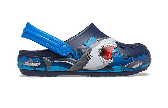Crocs (PS) Αστεία μοτίβο καρχαρία Αθλητικά ίσια τακούνια εξωτερικού χώρου, βαθύ μπλε πέδιλα 207070-410 Crocs (PS) Αστεία μοτίβο καρχαρία Αθλητικά ίσια τακούνια εξωτερικού χώρου, βαθύ μπλε πέδιλα 207070-410