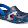 Crocs (PS) Αστεία μοτίβο καρχαρία Αθλητικά ίσια τακούνια εξωτερικού χώρου, βαθύ μπλε πέδιλα 207070-410 Crocs (PS) Αστεία μοτίβο καρχαρία Αθλητικά ίσια τακούνια εξωτερικού χώρου, βαθύ μπλε πέδιλα 207070-410