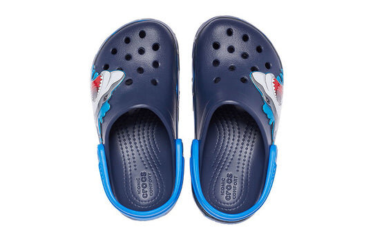 Crocs (PS) Αστεία μοτίβο καρχαρία Αθλητικά ίσια τακούνια εξωτερικού χώρου, βαθύ μπλε πέδιλα 207070-410 Crocs (PS) Αστεία μοτίβο καρχαρία Αθλητικά ίσια τακούνια εξωτερικού χώρου, βαθύ μπλε πέδιλα 207070-410